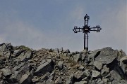 73 Maxi zoom sulla croce di vetta del Pizzo di Trona (2510 M9